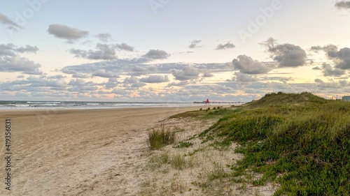 sunset over the beach © Leo Pereira