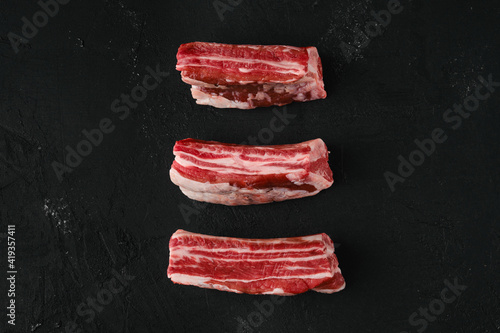 Top view of raw beef short ribs, bone in