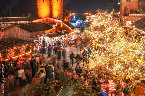 romantisches, softes Licht im Lindauer Hafen zur Hafenweihnacht; Menschen vor romantischer Kullisse, D, Bodensee, Bayern, Lindau, Hafen, Christkindlsmarkt