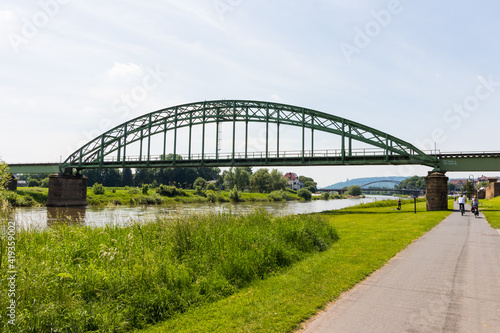 Eisenbahnbrücke bei Minden führt über den Fluss Weser, Deutschland