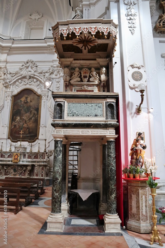 Napoli - Pulpito marmoreo della Chiesa di Santa Maria di Costantinopoli