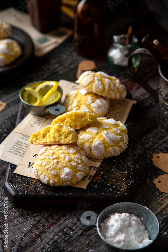Photo delicious homemade lemon shortbread crinkle cookies with powdered sugar, lemon s