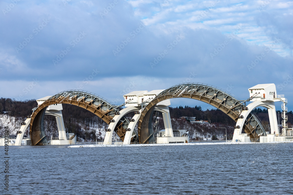 Fototapeta premium High water and open bows in the Rhine at Driel