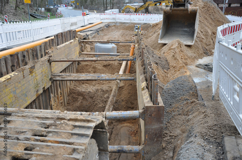 Der Tiefabau. Die Spundwand in einer Baugrube. Spundwände zur Sicherung