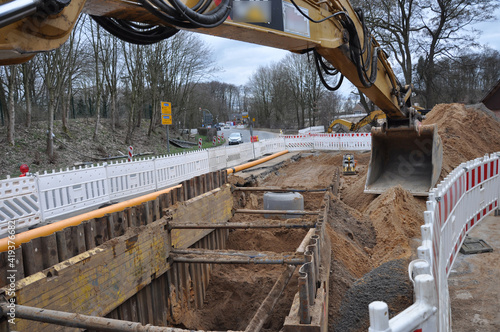 Der Tiefbau. Eine Baustelle mit Spundwand. Spundwände zur Absicherung des Erdreichs. photo