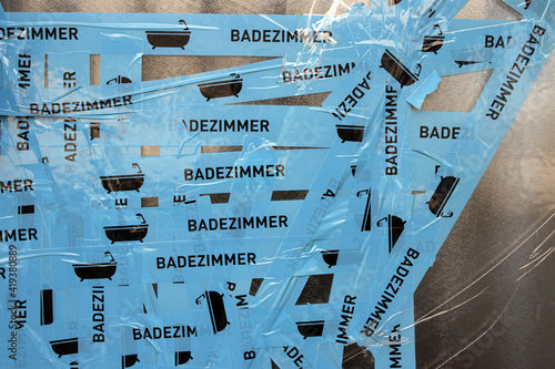Tableau sur toile badezimmer klebeband hält gesprungene glastür im rahmen