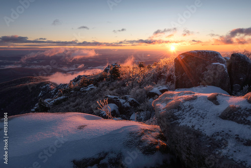 Fotografía An arctic like sunrise at the summit of Old Rag Mountain in Shenandoah National Park the morning after a snow/ice storm went up the east coast