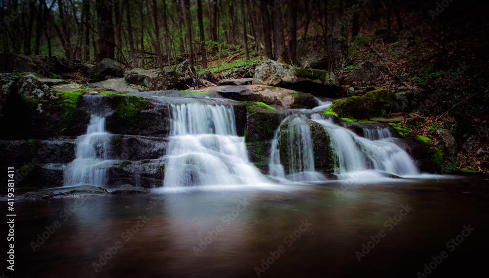 Obraz premium A small set of cascades along the Rose River in Shenandoah National Park.