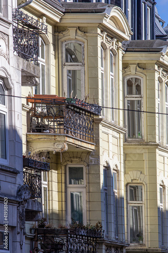Balkone und Erker an Häuserzeile im Jugendstil in Flensburg. © Britta Kromand