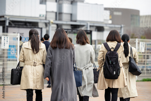 就職活動する女子学生の後ろ姿