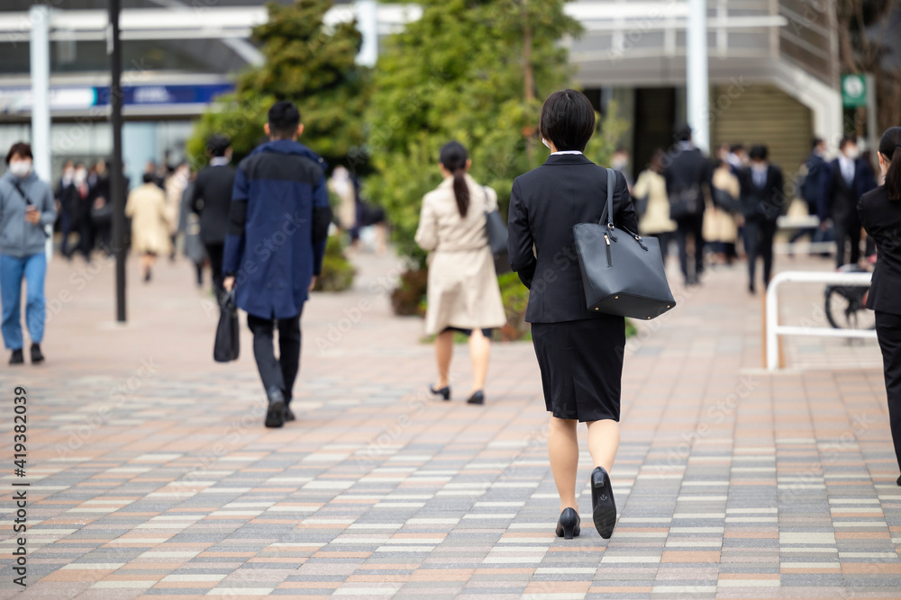 スーツ姿で歩く女性の後ろ姿 Stock Photo Adobe Stock