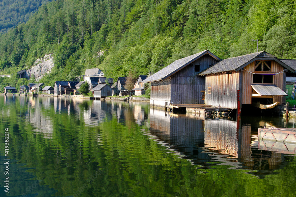 Fototapeta premium docks on the lake / hallstatt, austria