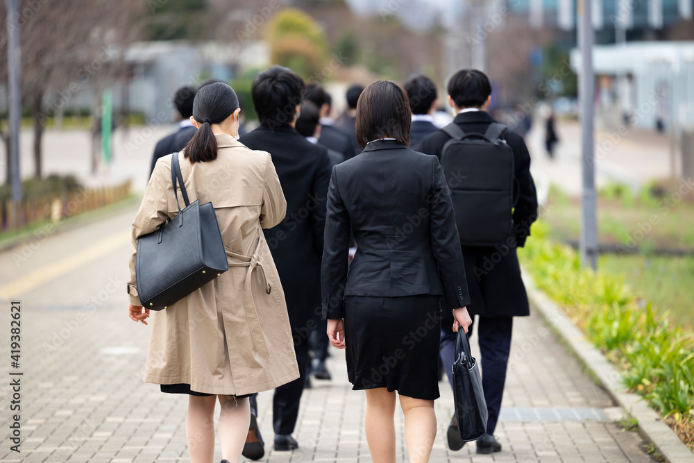 就職活動する女子学生の後ろ姿 就職活動する女子学生の後ろ姿