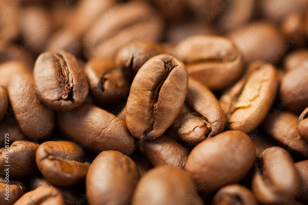 Naklejka premium roasted coffee beans closeup cafe 