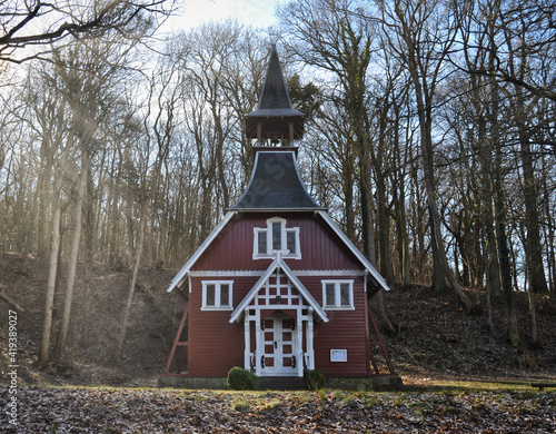 Kirche mitten im Wald