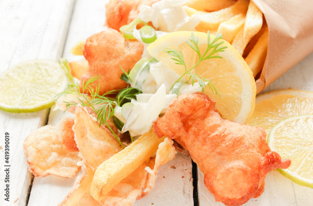 Backfisch Fish and Chips mit Pommes Frites Fisch gebacken Portion Tüte Take away Backfisch Fish and Chips mit Pommes Frites Fisch gebacken Portion Tüte Take away