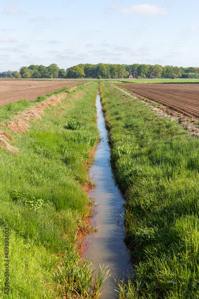 Graben zur Entwässerung von Feldern in der Landwirtschaft Graben zur Entwässerung von Feldern in der Landwirtschaft