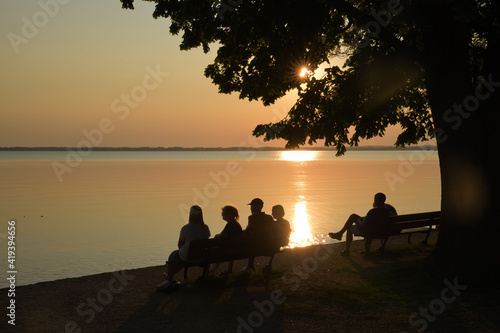 Entspannen beim Sonnenuntergang am See 