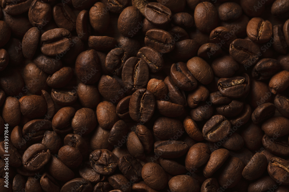 Obraz premium Freshly roasted coffee beans background.