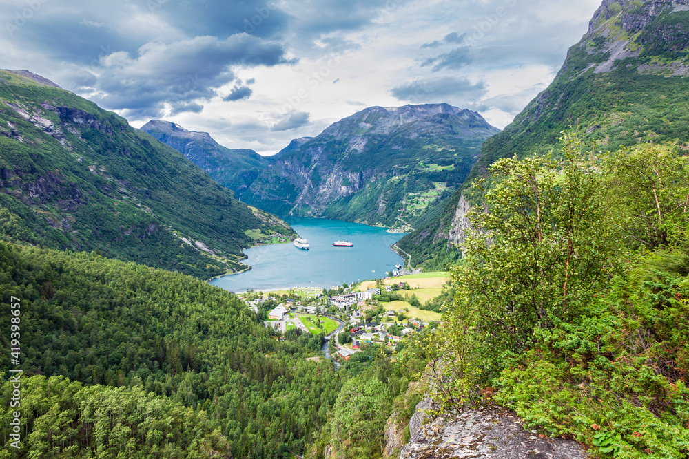 Blick auf Geiranger und den Geirangerfjord in Norwegen