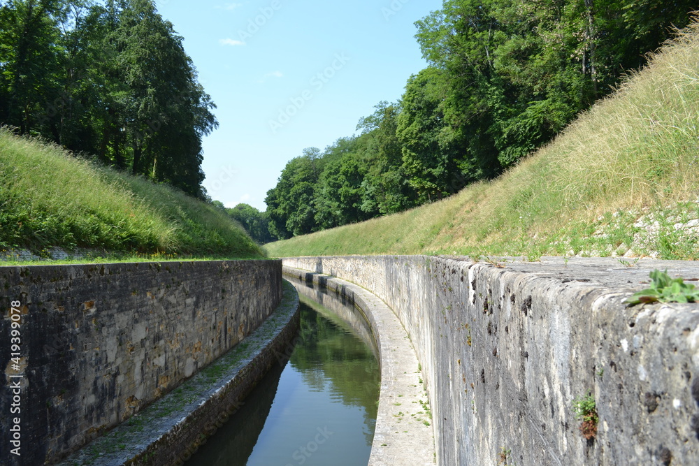Le tunnel-canal de Saint-Albin, canal souterrain de Scey-sur-Saôned en Haute-Saône, France Le tunnel-canal de Saint-Albin, canal souterrain de Scey-sur-Saôned en Haute-Saône, France