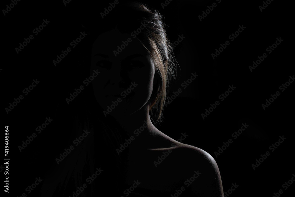 Silhouette einer Frau auf Schwarz. - obrazy, fototapety, plakaty 