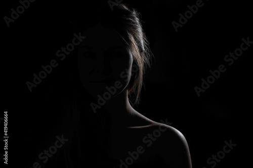 Silhouette einer Frau auf Schwarz.