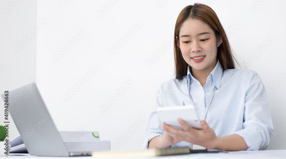 Accounting businesswomen are calculating income-expenditure and analyzing real estate investment data, Dedicated to the progress and growth of the company, Financial and tax systems concept. Accounting businesswomen are calculating income-expenditure and analyzing real estate investment data, Dedicated to the progress and growth of the company, Financial and tax systems concept.