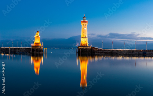 Hafeneinfahrt von Lindau Bodensee bei Nacht