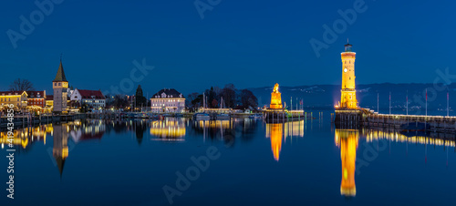 Hafeneinfahrt von Lindau Bodensee bei Nacht