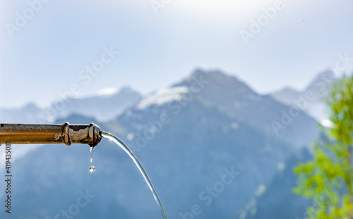 Quellwasser aus einem Brunnen im Gebirge