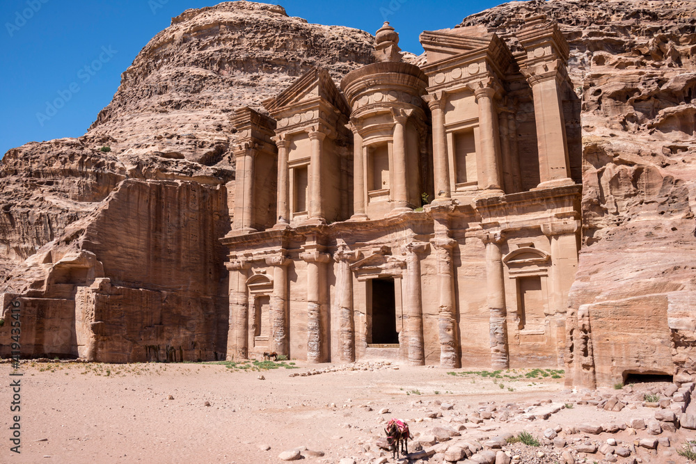 Perspectiva con el edifico del Monasterio en la ciudad de piedra de Petra en Jordania