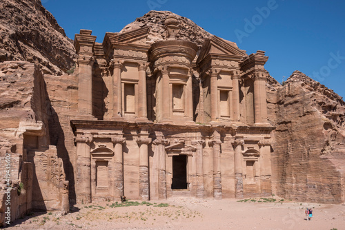 Vista del edificio del Monasterio excavado en la roca en Petra, Jordania