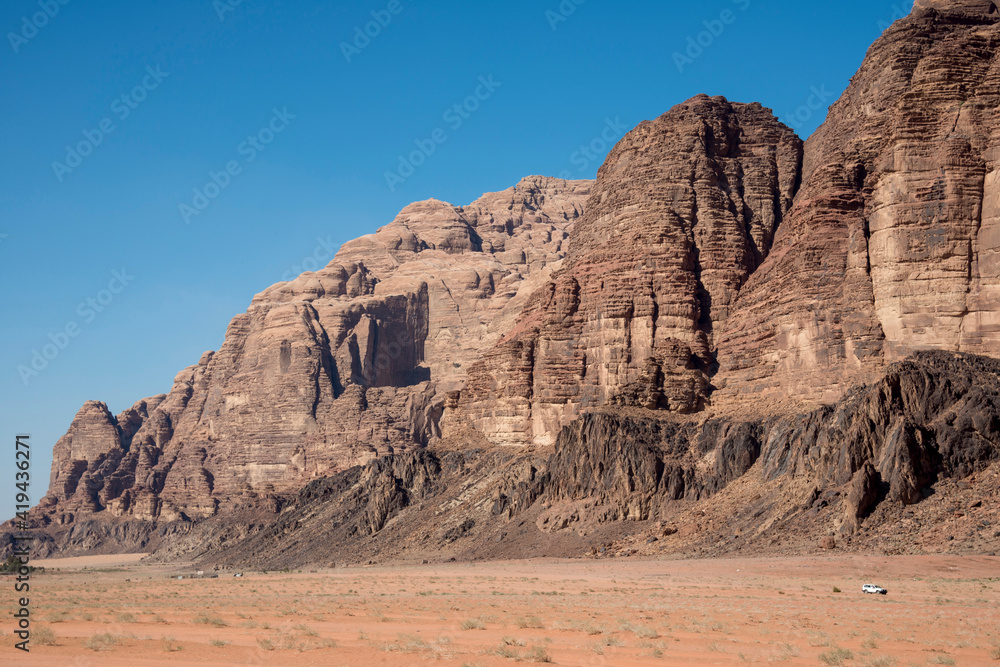 Fototapeta premium Montañas rocosas en el desierto de Wadi Rum de Jordania