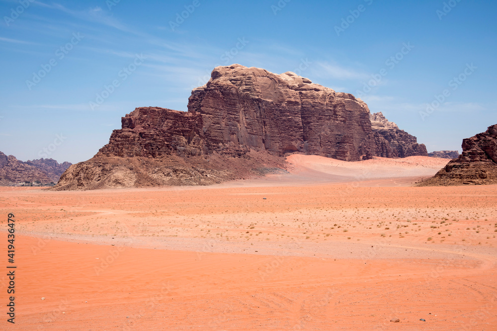 Arenas rojizas y formaciones rocosas en el desierto de Wadi Rum de Jordania