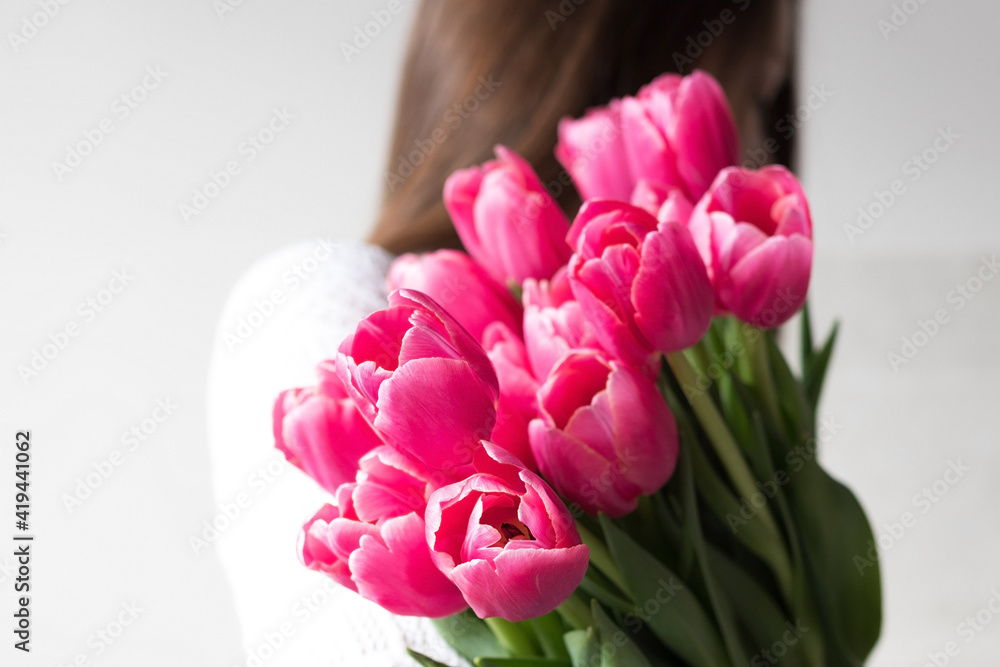 Obraz premium Girl holding a bouquet of tulips, lifestyle photo you can't see the face