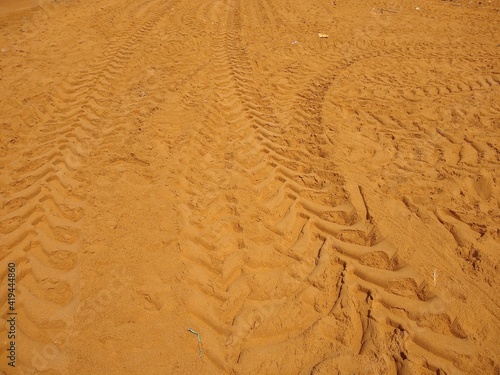 Tyre tracks on the sand © SISYPHUS_zirix