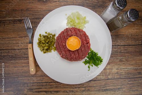 Wallpaper Mural steak tartare de boeuf dans une assiette	 Torontodigital.ca