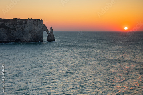 Φωτογραφία Coucher du soleil avec les falaises d'Etretat , France.