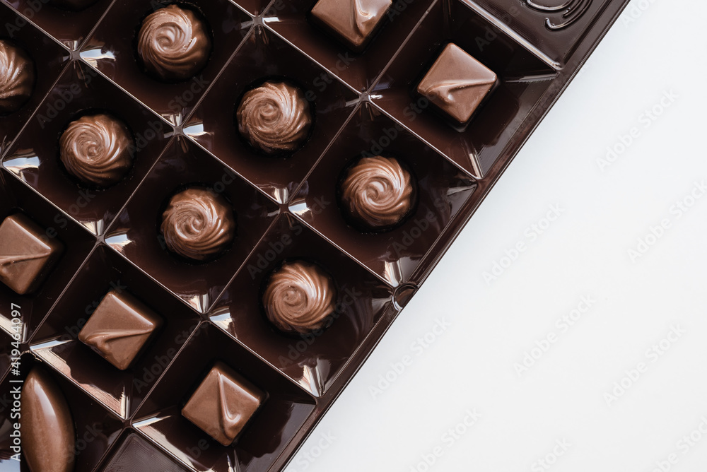 Obraz premium assorted candies on a white background, candies in a box, a set of chocolates, chocolates 