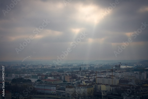 percée de rayon de soleil au milieu de nuages d orage au dessus de Lyon