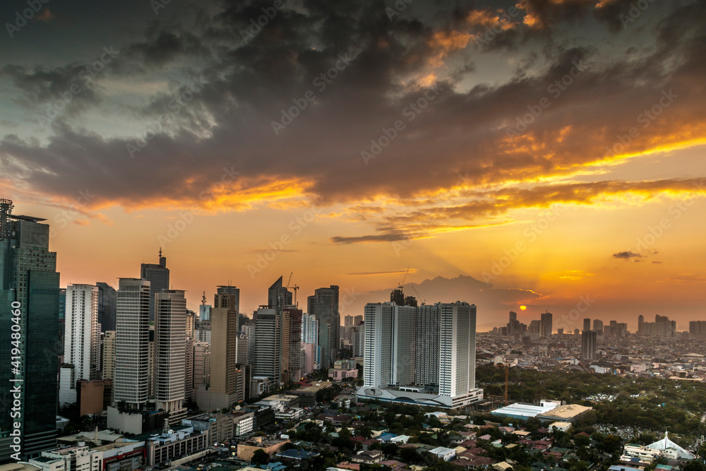 Obraz premium sunset on the skyscraper buildings in Metro manila.