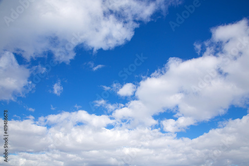 Fototapeta Naklejka Na Ścianę i Meble -  white clouds against a blue March sky, sunny day