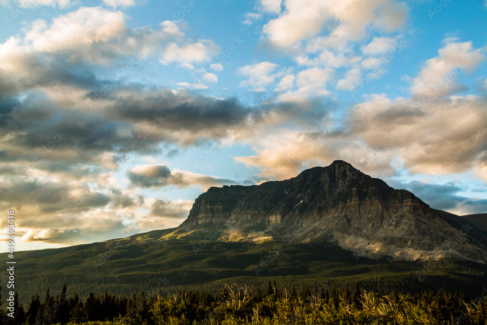 Obraz premium dramatic summer mountain ranges and mountain peaks in the vast Glacier National Park in Montana.