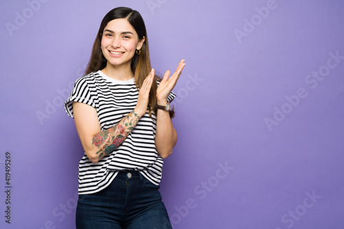 Valokuva Hispanic young woman clapping and making an ovation