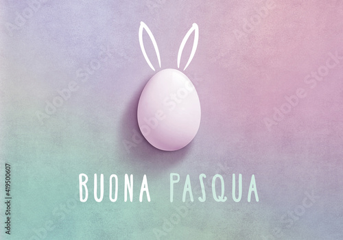 Tanti auguri di buona Pasqua in italiano, con uovo rosa isolato su sfondo colorato e orecchie di coniglietto pasquale.