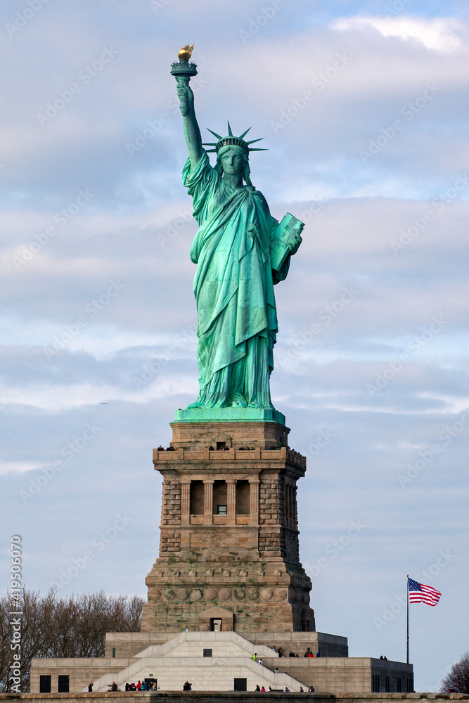 Obraz premium statue of liberty. cloudy day