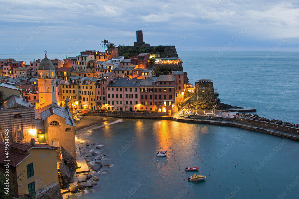 Naklejka premium Cinque Terre Vernazza in Italien an der Küste am Meer