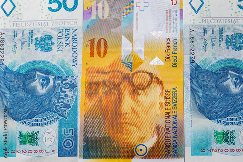 Banknoty we frankach szwajcarskich (CHF) i złotych polskich (PLN)