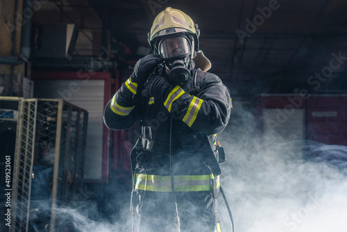 Foto Portrait of a fireman wearing firefighter turnouts and helmet